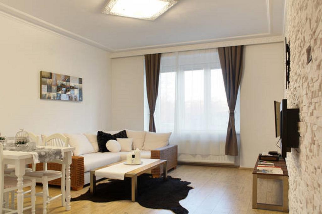 Apartment Argentinska 8 Prague Exterior photo